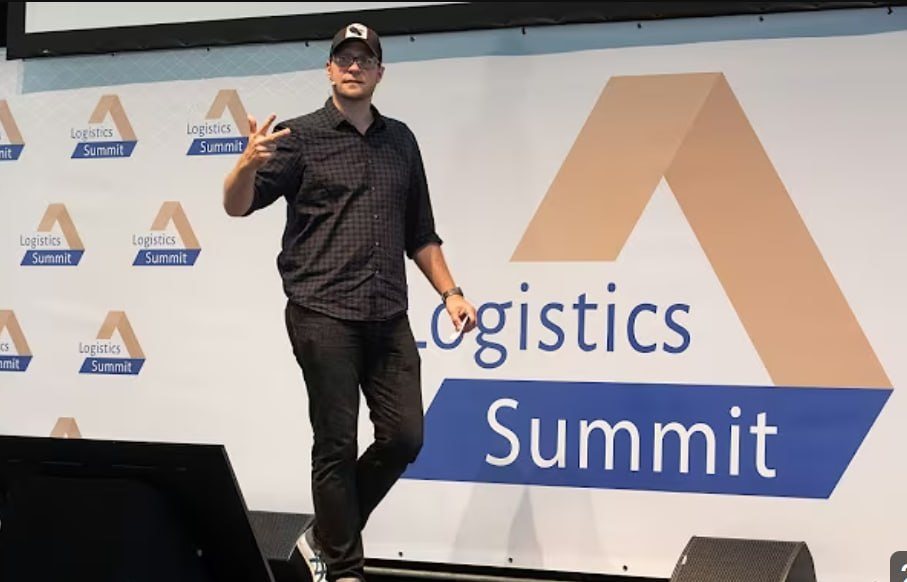 Oliver Rößling auf der Bühne des Logistics Summit