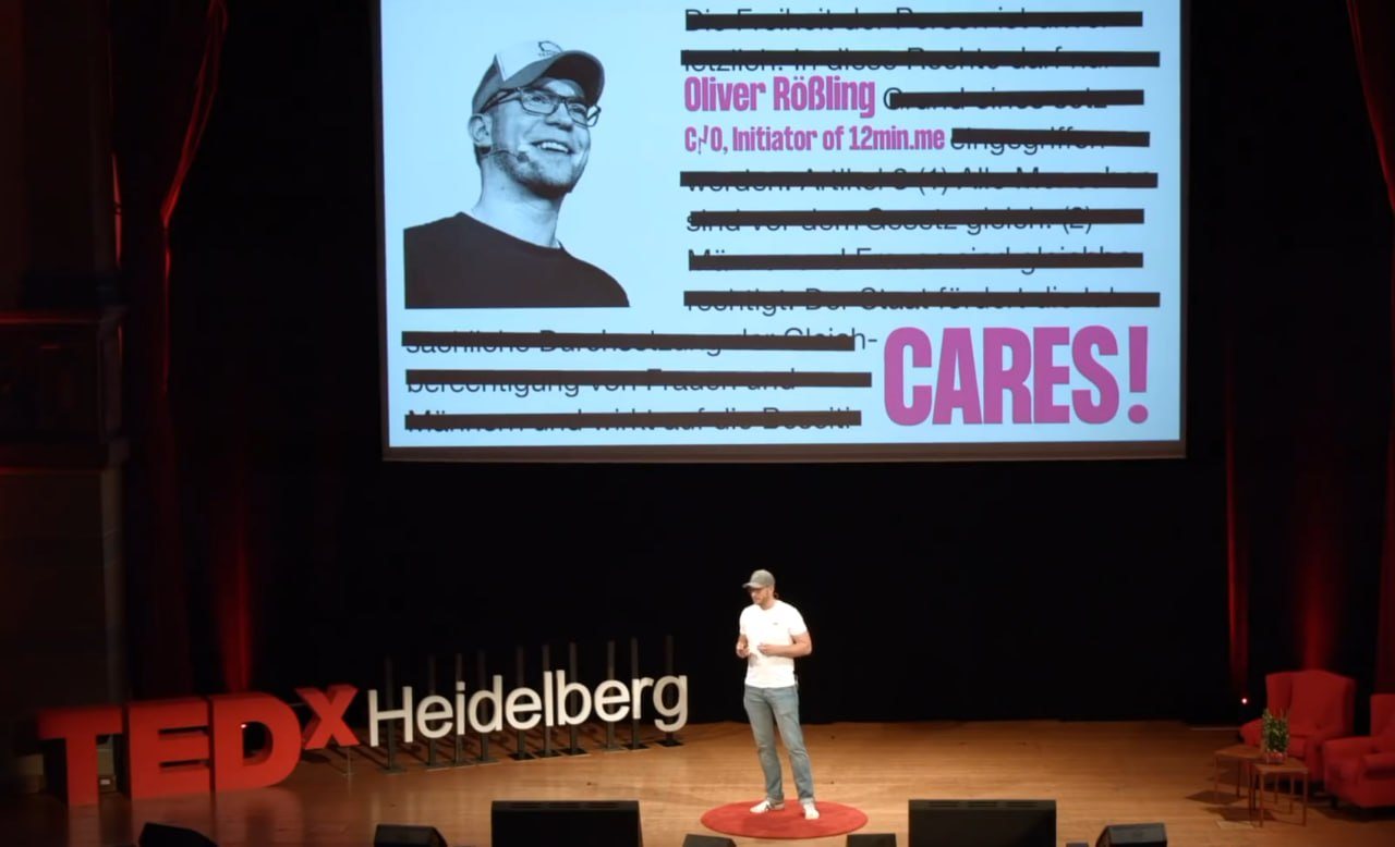 Oliver Rößling auf der Bühne von TEDx Heidelberg